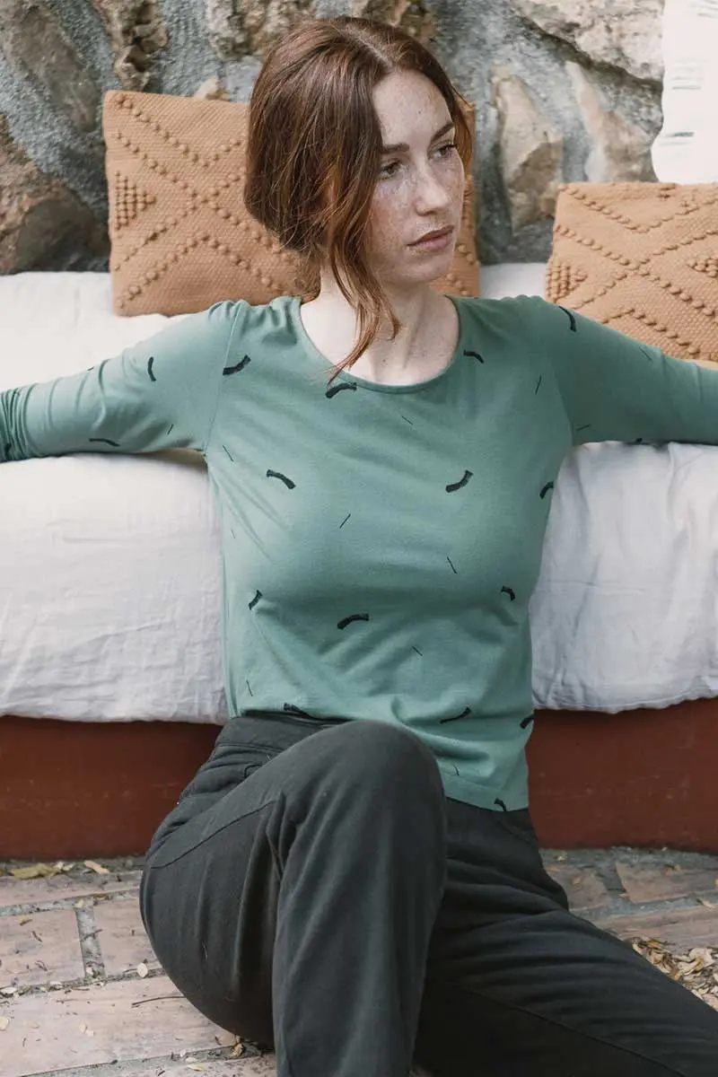 Camiseta ecológica manga larga verde con trazos