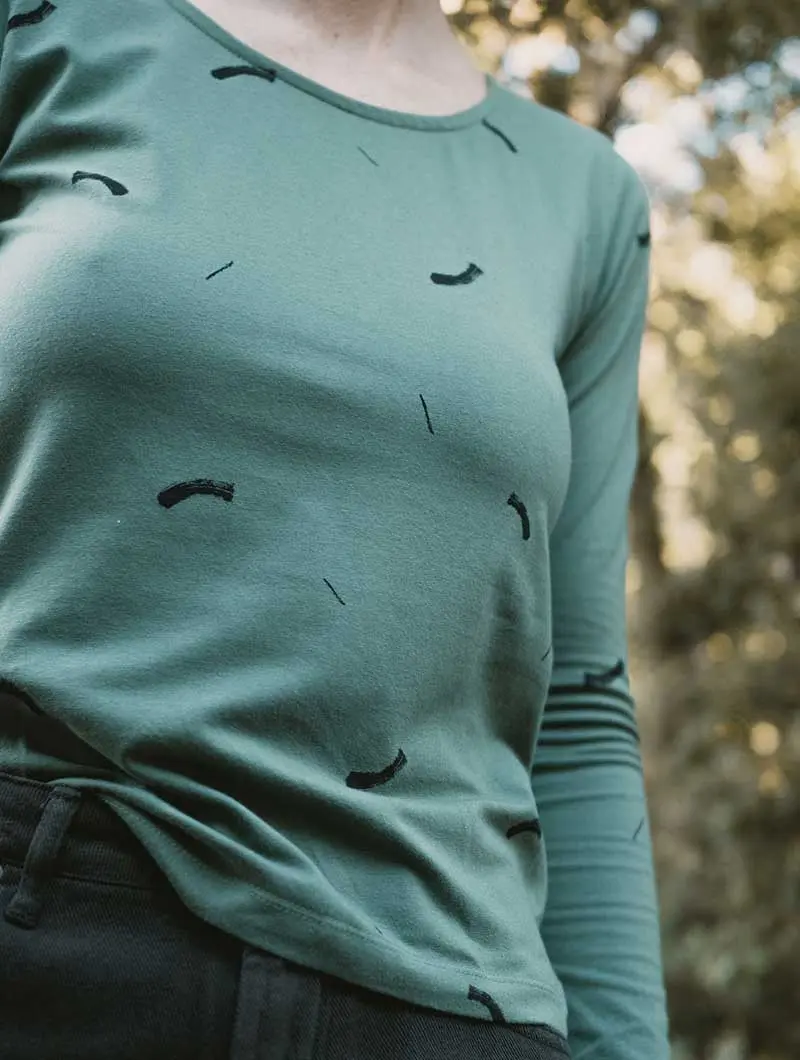 Camiseta ecológica manga larga verde con trazos