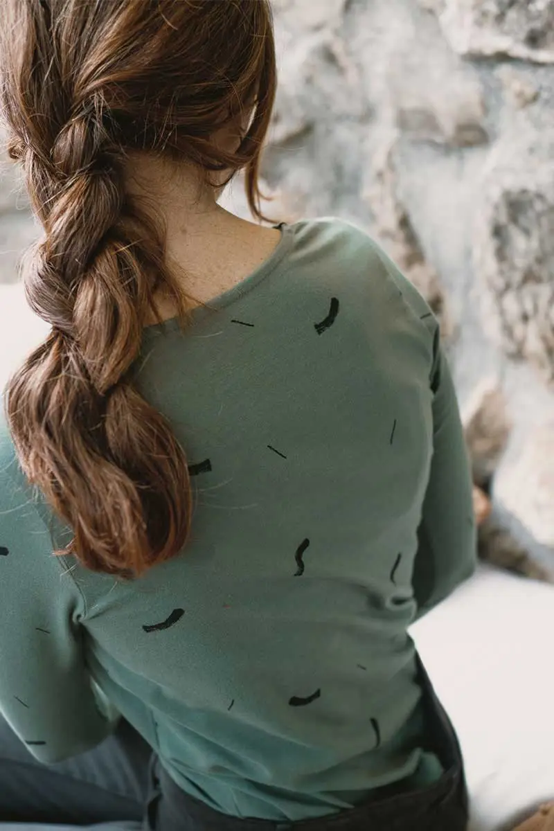 Camiseta ecológica manga larga verde con trazos