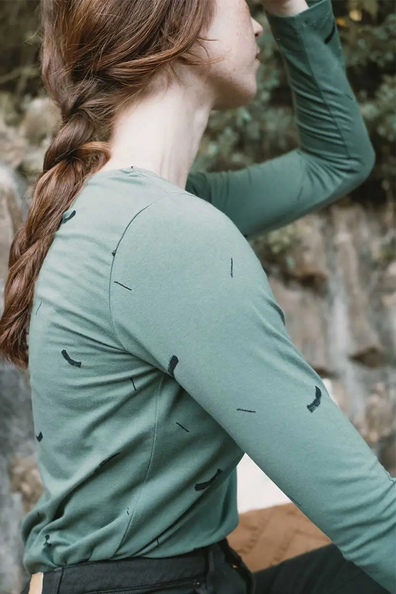 Camiseta ecológica manga larga verde con trazos