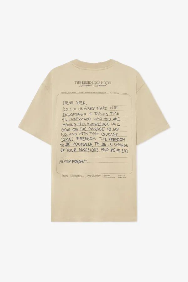 CEDAR HOTEL NOTE GRAPHIC TEE
