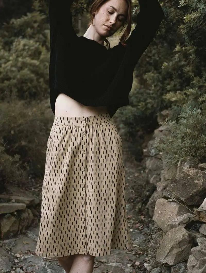 Falda midi beige con piedras de algodón orgánico